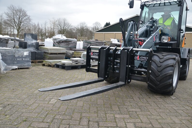 Giant Palettengabel mit hydraulischem Seitenhub und hydraulischer Zinkenverstellung