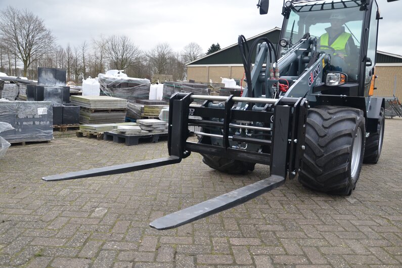 Giant Palettengabel mit hydraulischem Seitenhub und hydraulischer Zinkenverstellung