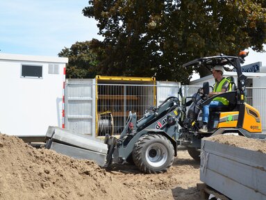 Der vollelektrische Kompaktlader G2200E von Giant ist vielseitig einsetzbar, zum Beispiel für Verladearbeiten.