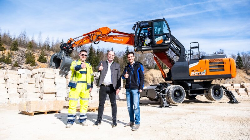 Übergabe Hitachi ZX220W-7 an Schotter- und Steinwerk Weißenburg