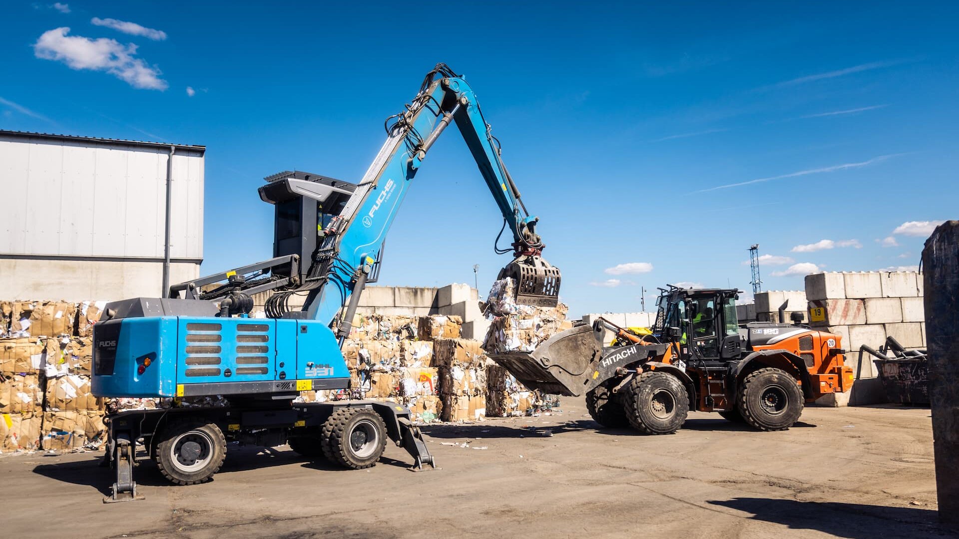 Fuchs Umschlag Bagger und Hitachi Radlader