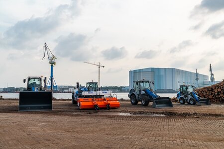 Bilder der Maschinen im Hafen